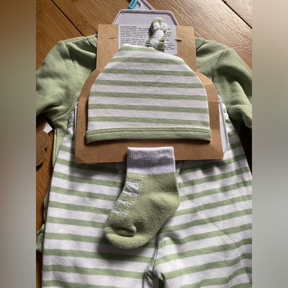 4 piece baby outfit. Baby essentials. Sz 6 mo. NWT. Onesie, pants, socks, hat. - Picture 5 of 6